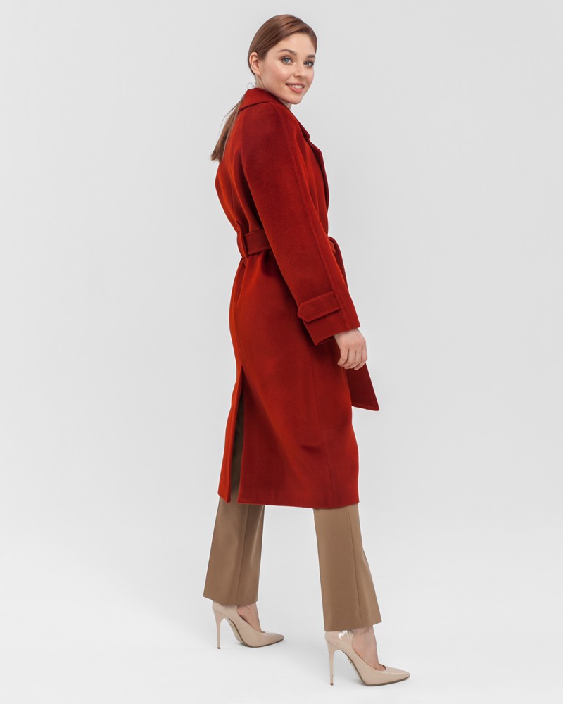 Пальто-халат с клапанами на карманах, рукавом реглан. Дополнено декоративными отстрочками и воротником-стойка с фигурным вырезом. Данная модель красиво подчеркивает женственные формы за счет пояса.

На модели размер XS