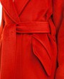 Пальто-халат с клапанами на карманах, рукавом реглан. Дополнено декоративными отстрочками и воротником-стойка с фигурным вырезом. Данная модель красиво подчеркивает женственные формы за счет пояса.

На модели размер XS