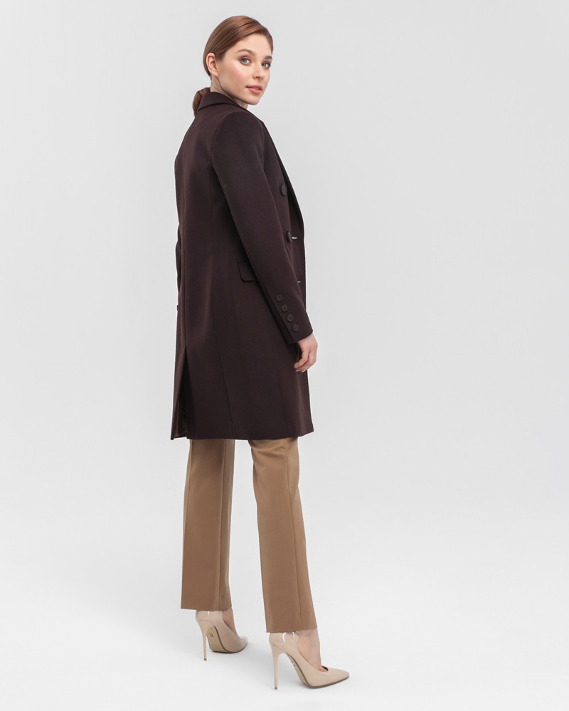 Пальто Blake двубортное укороченное, цвет: кофейный Allweneed Двубортное укороченное пальто из плотной шерсти с кашемиром. Модель имеет английский воротник, дополнена карманами с клапанами. Отличительная особенность данной модели - шлица по рукаву на 4 пуговицы. Пуговицы выкрашены вручную.
На модели размер XS