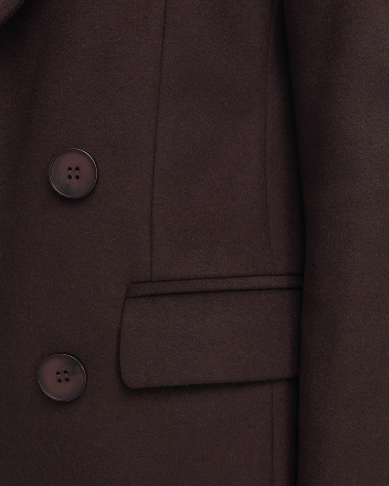 Пальто Blake двубортное укороченное, цвет: кофейный Allweneed Двубортное укороченное пальто из плотной шерсти с кашемиром. Модель имеет английский воротник, дополнена карманами с клапанами. Отличительная особенность данной модели - шлица по рукаву на 4 пуговицы. Пуговицы выкрашены вручную.
На модели размер XS