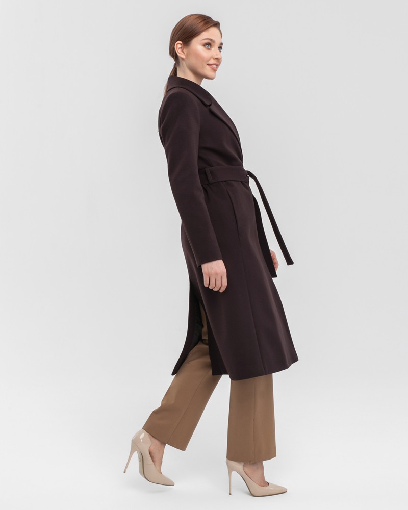Пальто из плотной шерсти на подкладе. Модель прямого силуэта с английским воротником, классической линией плеча. Дополнено двумя вместительными втачными карманами и поясом из основного материала.
Женственный силуэт пальто и пояс, подчеркивающий талию, делает эту модель идеальным вариантом для любителей классики.

На модели размер XS