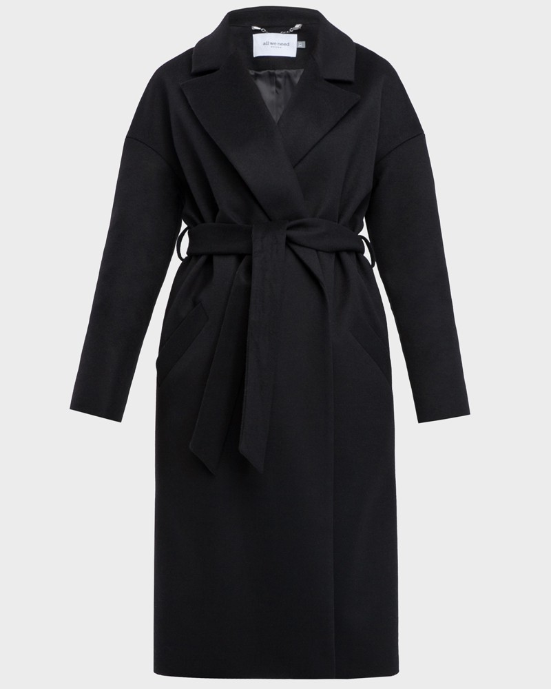 Пальто-халат с клапанами на карманах, рукавом реглан. Дополнено декоративными отстрочками и воротником-стойка с фигурным вырезом. Данная модель красиво подчеркивает женственные формы за счет пояса.

На модели размер XS