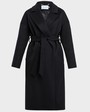 Пальто-халат с клапанами на карманах, рукавом реглан. Дополнено декоративными отстрочками и воротником-стойка с фигурным вырезом. Данная модель красиво подчеркивает женственные формы за счет пояса.

На модели размер XS