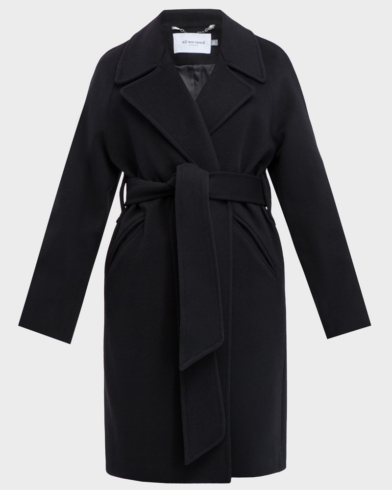 Пальто-халат длины мини с клапанами на карманах, рукавом реглан. Дополнено декоративными отстрочками и воротником-стойка с фигурным вырезом. Данная модель красиво подчеркивает женственные формы за счет пояса.