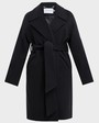 Пальто-халат длины мини с клапанами на карманах, рукавом реглан. Дополнено декоративными отстрочками и воротником-стойка с фигурным вырезом. Данная модель красиво подчеркивает женственные формы за счет пояса.