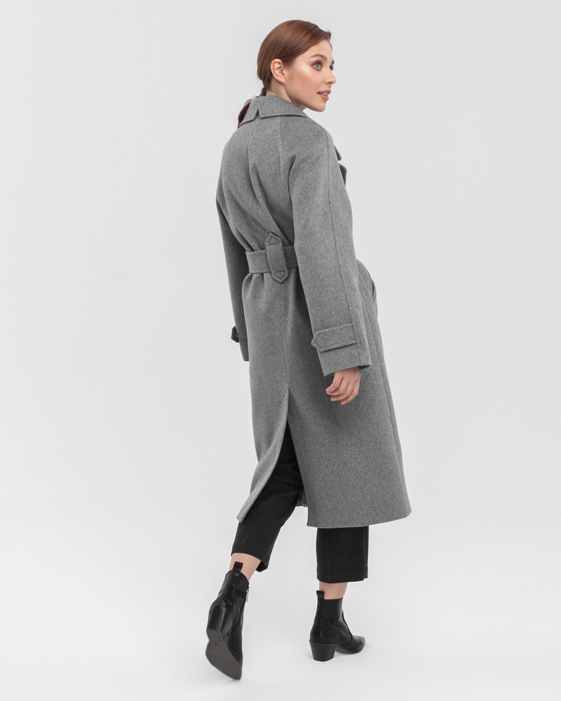 Пальто-халат с клапанами на карманах, рукавом реглан. Дополнено декоративными отстрочками и воротником-стойка с фигурным вырезом. Данная модель красиво подчеркивает женственные формы за счет пояса.

На модели размер XS