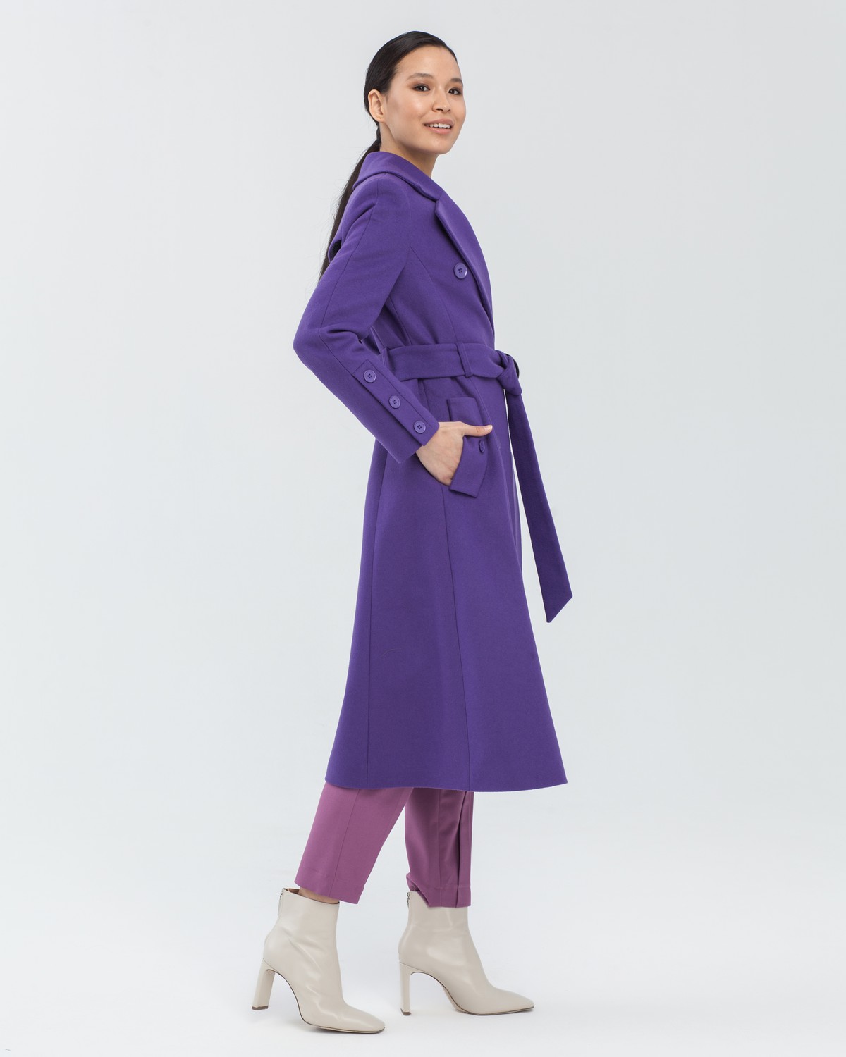 Пальто-тренч с втачанным рукавом классической посадки. Дополнено поясом из основного материала с металлической пряжкой и пуговицами в тон. За счет рельефов и формы трапеция, расширяющейся к низу, пальто создает женственный и утонченный силуэт.

На модели размер XS
