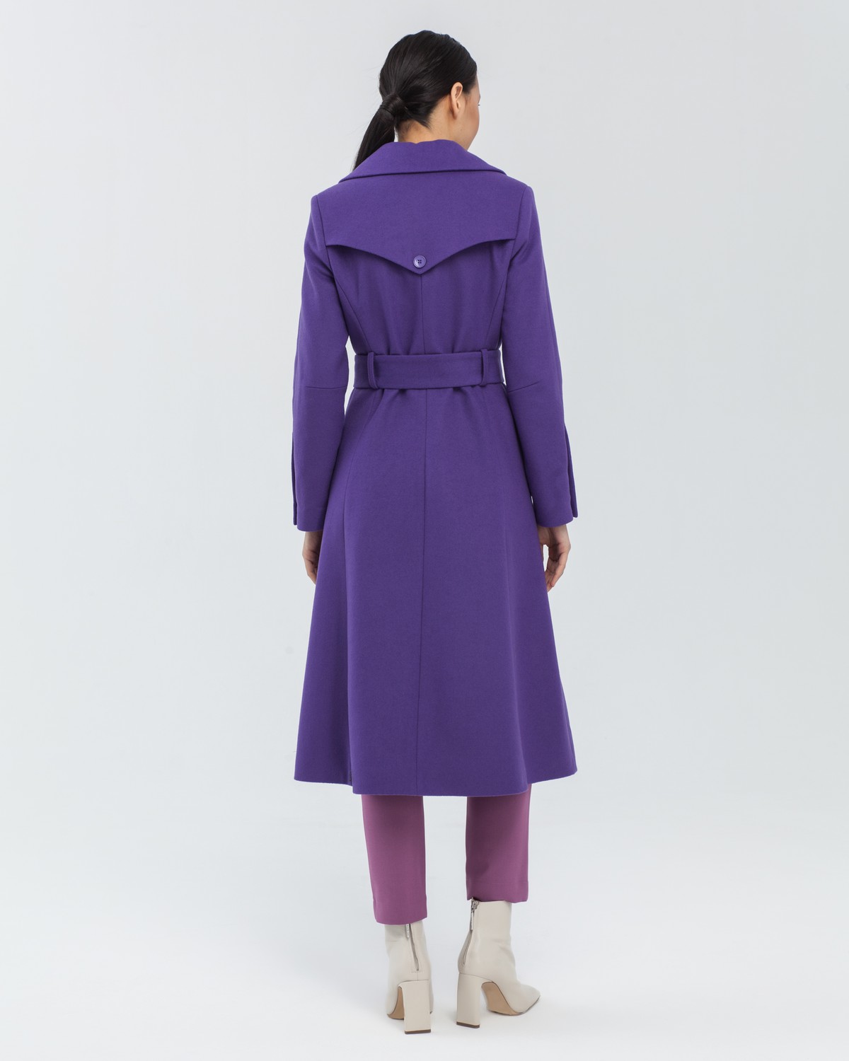 Пальто-тренч с втачанным рукавом классической посадки. Дополнено поясом из основного материала с металлической пряжкой и пуговицами в тон. За счет рельефов и формы трапеция, расширяющейся к низу, пальто создает женственный и утонченный силуэт.

На модели размер XS
