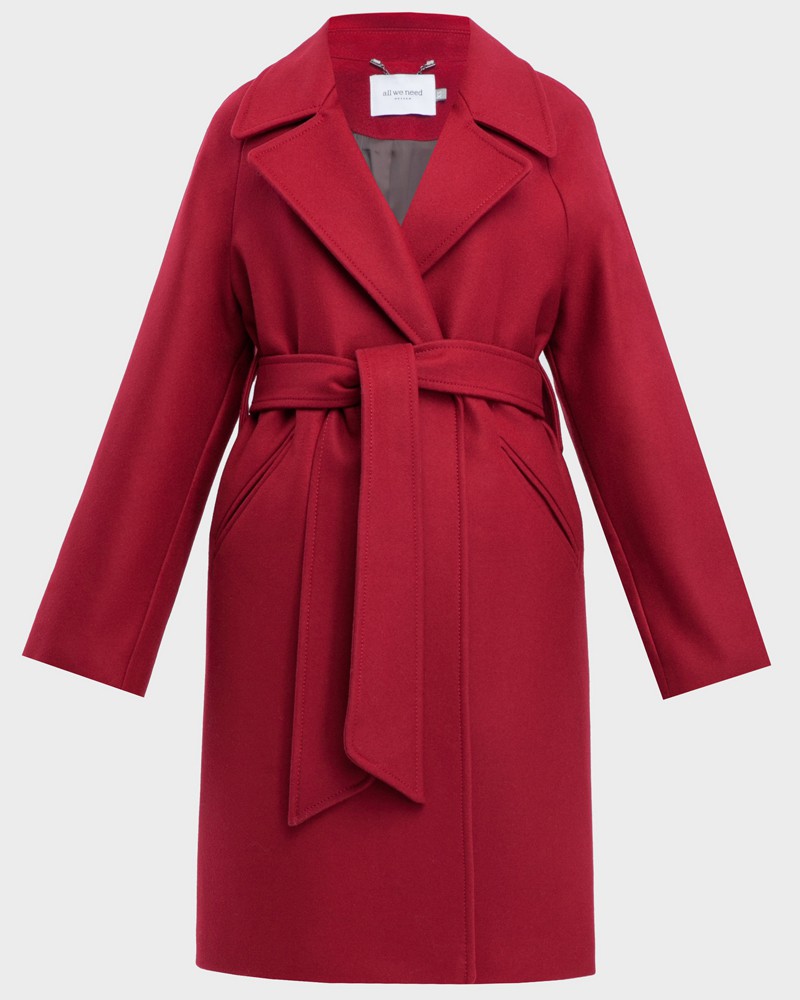 Пальто-халат длины мини с клапанами на карманах, рукавом реглан. Дополнено декоративными отстрочками и воротником-стойка с фигурным вырезом. Данная модель красиво подчеркивает женственные формы за счет пояса.