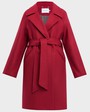 Пальто-халат длины мини с клапанами на карманах, рукавом реглан. Дополнено декоративными отстрочками и воротником-стойка с фигурным вырезом. Данная модель красиво подчеркивает женственные формы за счет пояса.