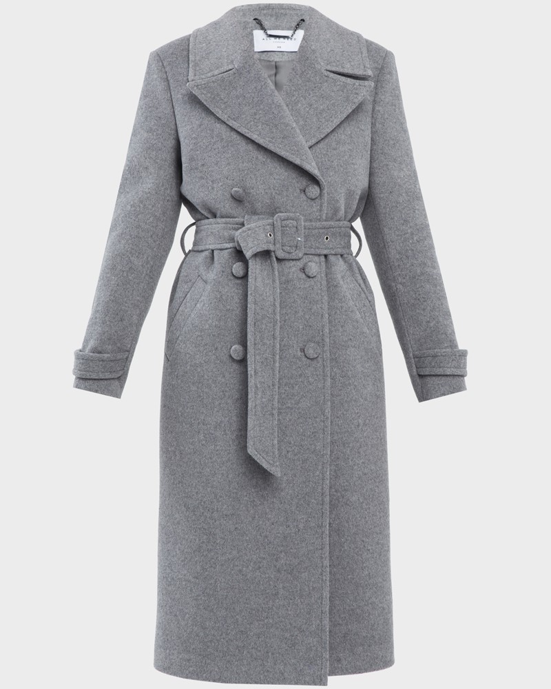 Пальто-тренч классической посадки по фигуре с втачанным рукавом. Дополнено кокеткой на спинке, поясом с обтяжной пряжкой и пуговицами в тон изделия. Модель-бестселлер в стиле милитари разнообразит гардероб и внесёт долю дерзости в повседневные образы.

На модели размер XS