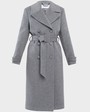 Пальто-тренч классической посадки по фигуре с втачанным рукавом. Дополнено кокеткой на спинке, поясом с обтяжной пряжкой и пуговицами в тон изделия. Модель-бестселлер в стиле милитари разнообразит гардероб и внесёт долю дерзости в повседневные образы.

На модели размер XS