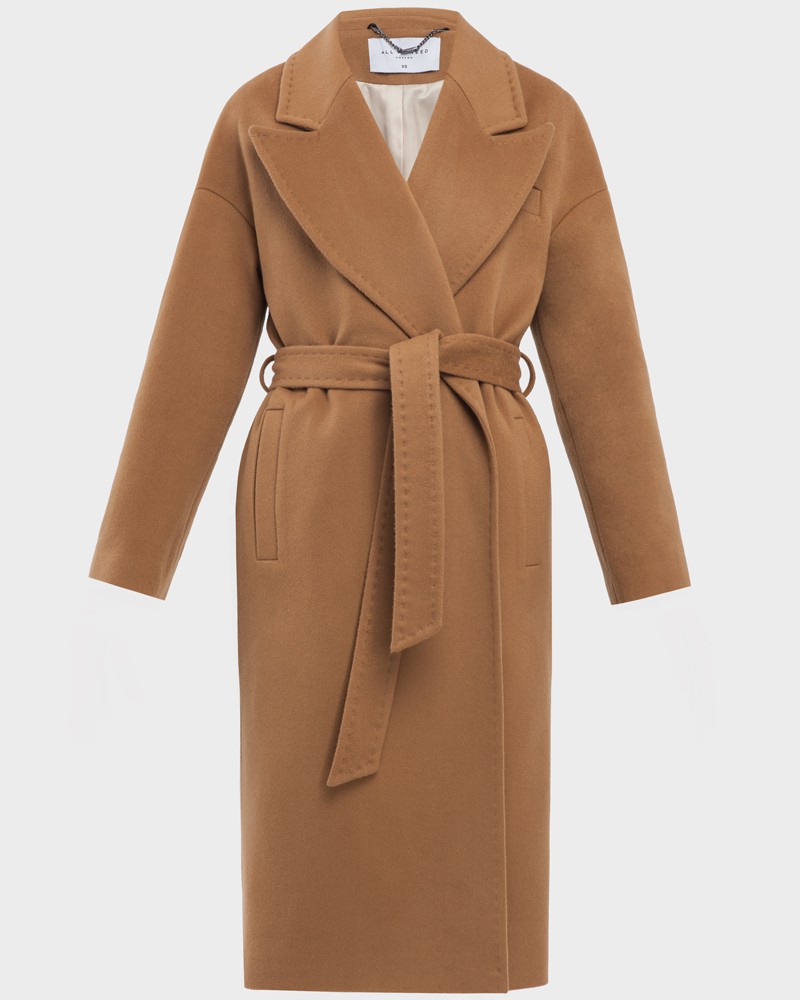 Пальто-халат Lily с имитацией ручного стежка, цвет: кэмел Allweneed Пальто-халат с английским воротником и спущенной линией плеча дополнено поясом в тон изделия и карманом на груди. Особенность данной модели-отделка с имитацией ручного стежка. Подчеркивает мягкую фактуру ткани и делает образ более интересным.
На модели размер XS