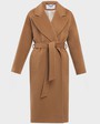 Пальто-халат Lily с имитацией ручного стежка, цвет: кэмел Allweneed Пальто-халат с английским воротником и спущенной линией плеча дополнено поясом в тон изделия и карманом на груди. Особенность данной модели-отделка с имитацией ручного стежка. Подчеркивает мягкую фактуру ткани и делает образ более интересным.
На модели размер XS