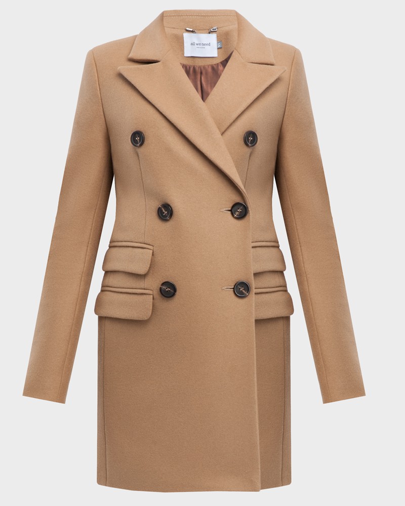 Двубортное укороченное пальто из плотной шерсти с кашемиром. Модель имеет английский воротник, дополнена тремя карманами с клапанами. Отличительная особенность данной модели - шлица по рукаву на 4 пуговицы. Пуговицы выкрашены вручную.

На модели размер XS