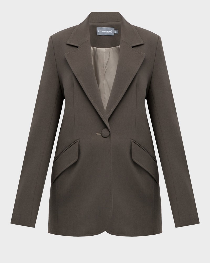 Жакет однобортный с обтяжной пуговицей, цвет: хаки Allweneed Однобортный жакет прямого кроя с подплечниками дополнен клапанами на карманах и обтяжной пуговицей в тон. Массивные плечи создают создают современный слегка мужественный силуэт и подчеркивает женскую хрупкость.
На модели размер XS