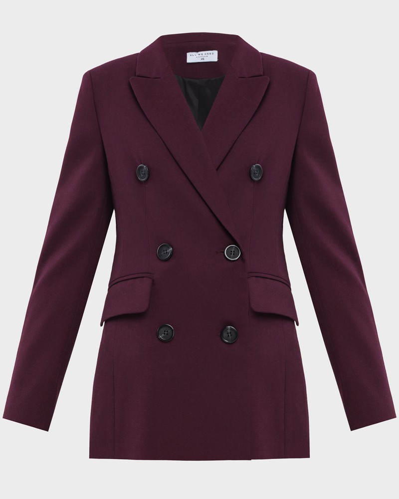 Слегкаприталенный двубортный жакет послужит удачным дополнением не только к деловым нарядам, но и к повседневным образам.Незаменимый элемент базового гардероба, который легко сочетать с брюками, юбками, платьями и денимом.