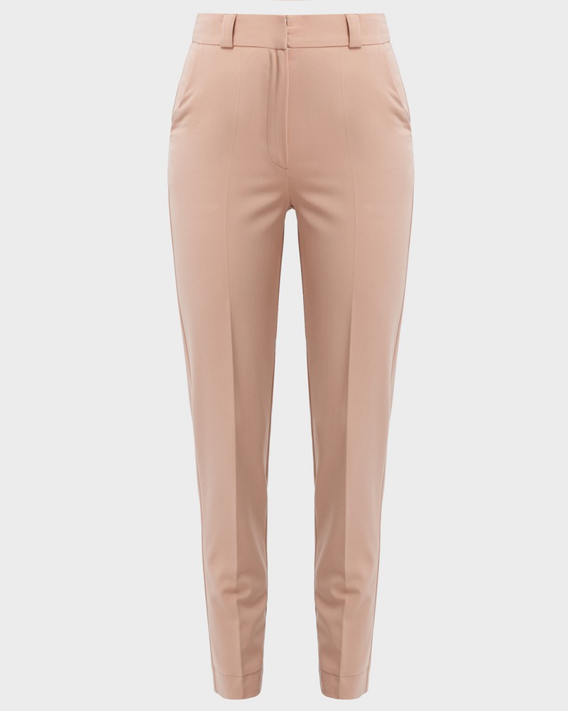 Зауженные к низу брюки полуприлегающего силуэта со средней посадкой и застежкой на молнию и крючки. Посадка на талии и стрелка визуально удлиняют ноги и делают ваш образ более собранным и элегантным.