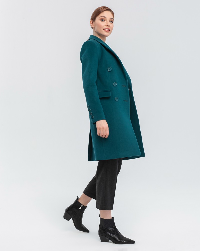 Двубортное укороченное пальто из плотной шерсти с кашемиром. Модель имеет английский воротник, дополнена карманами с клапанами. Отличительная особенность данной модели - шлица по рукаву на 4 пуговицы. Пуговицы выкрашены вручную.

На модели размер XS