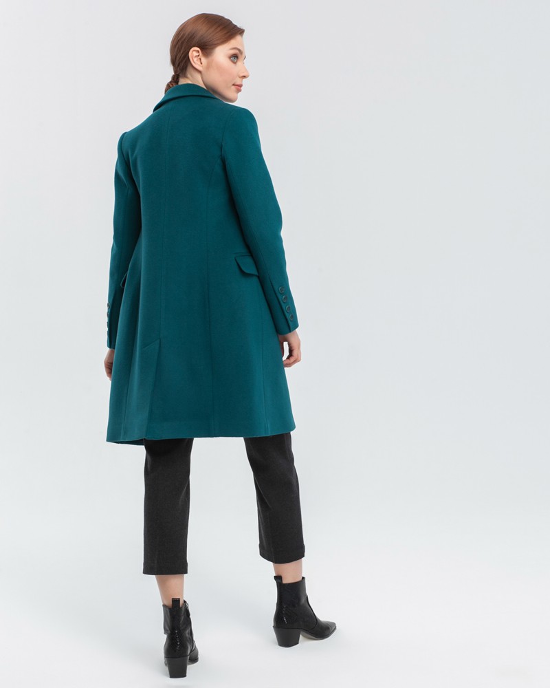 Двубортное укороченное пальто из плотной шерсти с кашемиром. Модель имеет английский воротник, дополнена карманами с клапанами. Отличительная особенность данной модели - шлица по рукаву на 4 пуговицы. Пуговицы выкрашены вручную.

На модели размер XS