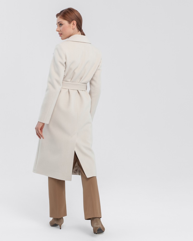 Пальто-халат Carrie NEW, цвет: светло-бежевый Allweneed Пальто из плотной шерсти на подкладе. Модель прямого силуэта с английским воротником, классической линией плеча. Дополнено двумя вместительными втачными карманами и поясом из основного материала.
Женственный силуэт пальто и пояс, подчеркивающий талию, делает эту модель идеальным вариантом для любителей классики.
На модели размер XS