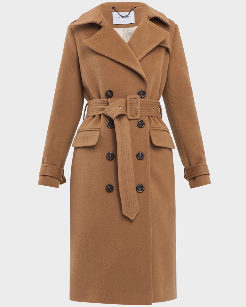 Двубортное пальто-тренч классической посадки с застежкой на пуговицы. Дополнено простроченным поясом с обтяжной пряжкой в тон изделия и отлетной кокеткой на спинке. Застежка на вороте позволяет запахнуть ворот и защищает от сильного ветра.