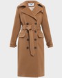 Двубортное пальто-тренч классической посадки с застежкой на пуговицы. Дополнено простроченным поясом с обтяжной пряжкой в тон изделия и отлетной кокеткой на спинке. Застежка на вороте позволяет запахнуть ворот и защищает от сильного ветра.