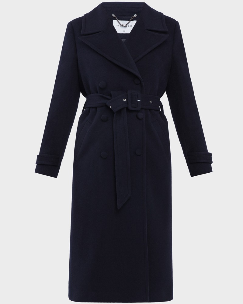 Пальто-тренч классической посадки Dandy NEW, цвет: темно-синий Allweneed Пальто-тренч классической посадки по фигуре с втачанным рукавом. Дополнено кокеткой на спинке, поясом с обтяжной пряжкой и пуговицами в тон изделия. Модель-бестселлер в стиле милитари разнообразит гардероб и внесёт долю дерзости в повседневные образы.
На модели размер XS