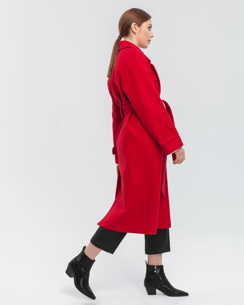 Пальто-халат Flora с рукавом реглан, цвет: красный Allweneed Пальто-халат с клапанами на карманах, рукавом реглан. Дополнено декоративными отстрочками и воротником-стойка с фигурным вырезом. Данная модель красиво подчеркивает женственные формы за счет пояса.
На модели размер XS