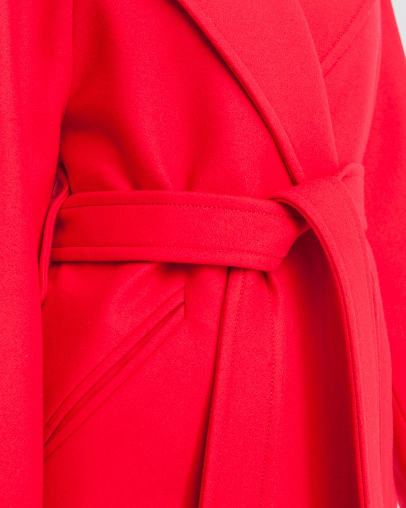 Пальто-халат Flora с рукавом реглан, цвет: красный Allweneed Пальто-халат с клапанами на карманах, рукавом реглан. Дополнено декоративными отстрочками и воротником-стойка с фигурным вырезом. Данная модель красиво подчеркивает женственные формы за счет пояса.
На модели размер XS