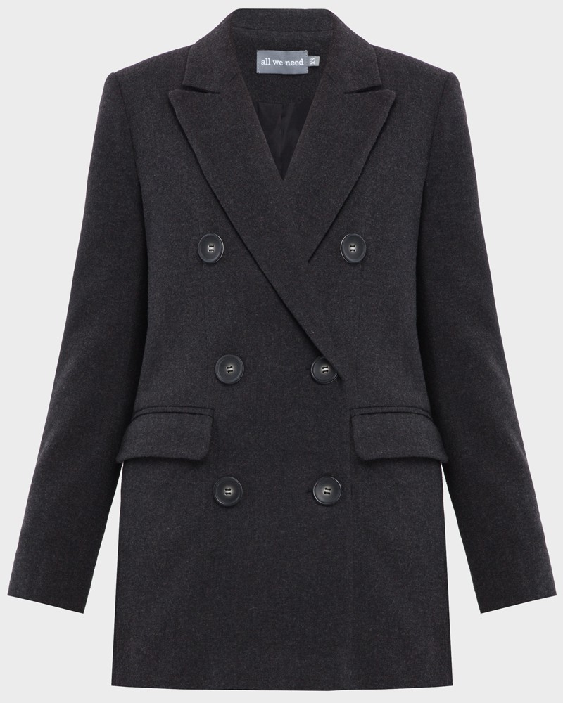 Прямой двубортный жакет послужит удачным дополнением не только к деловым нарядам, но и к повседневным образам.Незаменимый элемент базового гардероба, который легко сочетать с брюками, юбками, платьями и денимом.