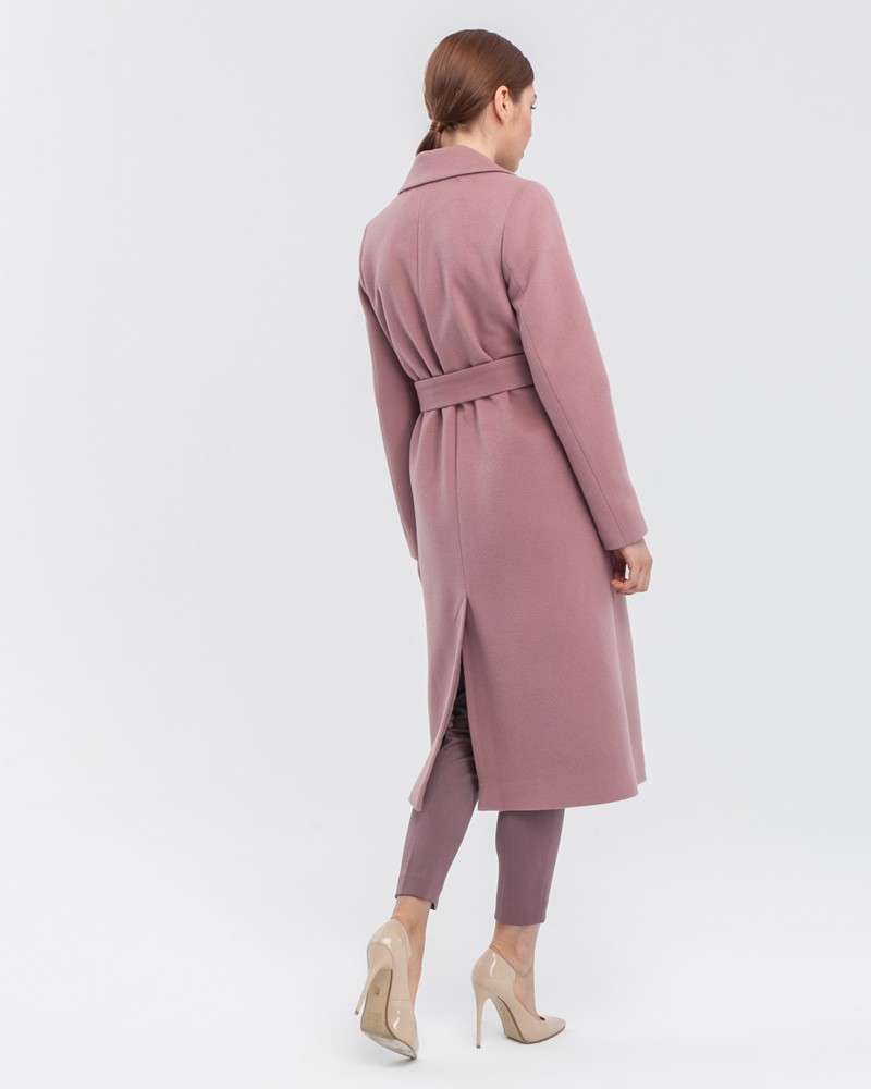 Пальто из плотной шерсти на подкладе. Модель прямого силуэта с английским воротником, классической линией плеча. Дополнено двумя вместительными втачными карманами и поясом из основного материала.
Женственный силуэт пальто и пояс, подчеркивающий талию, делает эту модель идеальным вариантом для любителей классики.

На модели размер XS