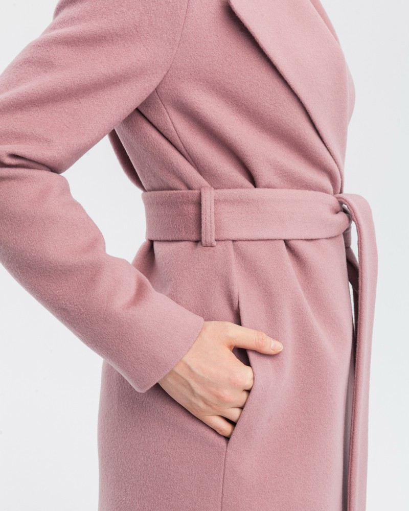 Пальто из плотной шерсти на подкладе. Модель прямого силуэта с английским воротником, классической линией плеча. Дополнено двумя вместительными втачными карманами и поясом из основного материала.
Женственный силуэт пальто и пояс, подчеркивающий талию, делает эту модель идеальным вариантом для любителей классики.

На модели размер XS