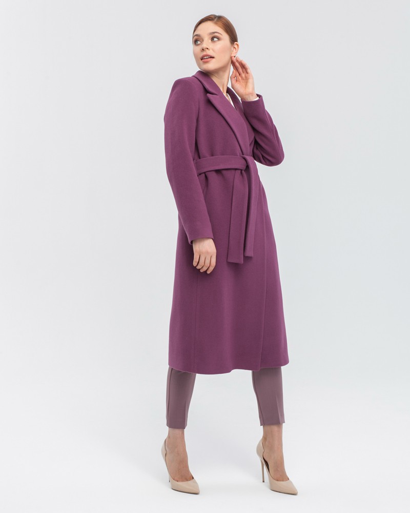 Пальто из плотной шерсти на подкладе. Модель прямого силуэта с английским воротником, классической линией плеча. Дополнено двумя вместительными втачными карманами и поясом из основного материала.
Женственный силуэт пальто и пояс, подчеркивающий талию, делает эту модель идеальным вариантом для любителей классики.

На модели размер XS