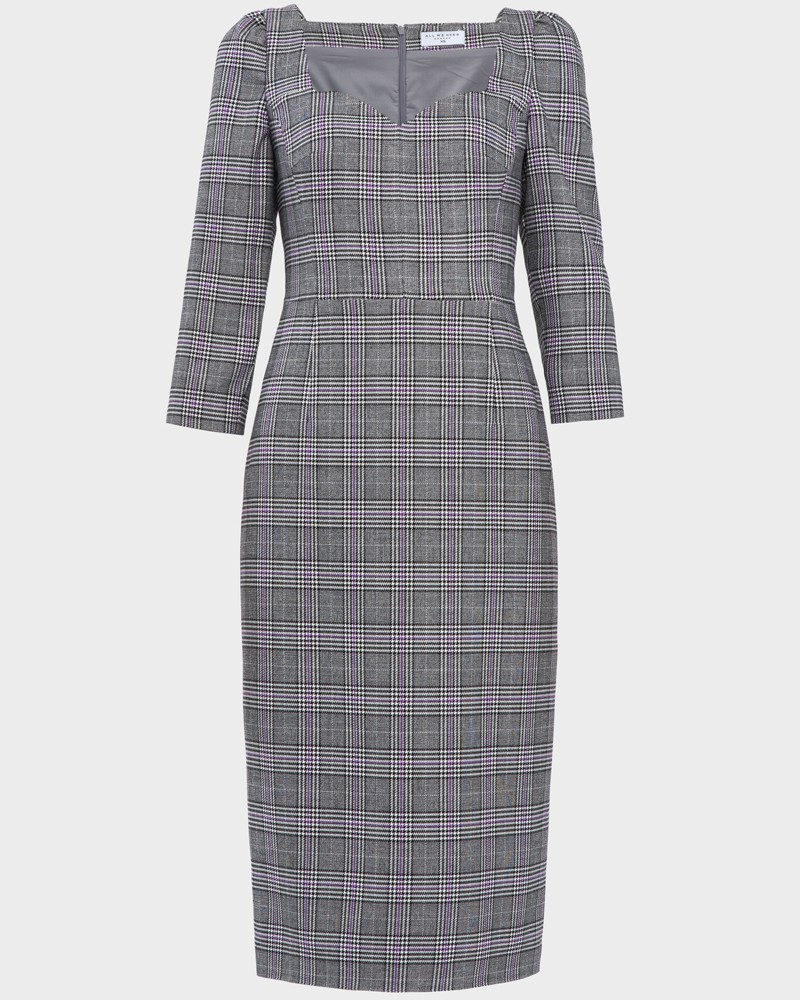 Платье DR050, цвет: серая с фиолетовым клетка Allweneed Платье-футляр длины миди с вырезом в форме сердца и пышными рукавами. Формирует силуэт песочные часы и подчеркивает тонкую талию.