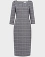 Платье DR050, цвет: серая с фиолетовым клетка Allweneed Платье-футляр длины миди с вырезом в форме сердца и пышными рукавами. Формирует силуэт песочные часы и подчеркивает тонкую талию.