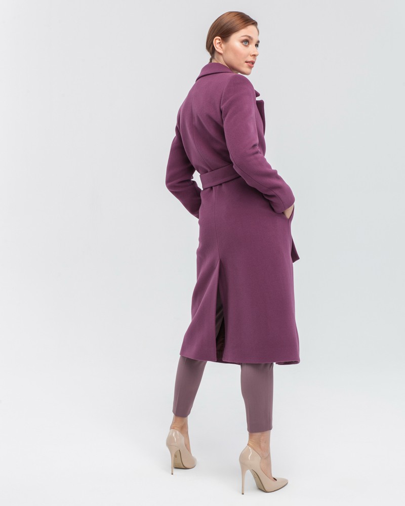 Пальто из плотной шерсти на подкладе. Модель прямого силуэта с английским воротником, классической линией плеча. Дополнено двумя вместительными втачными карманами и поясом из основного материала.
Женственный силуэт пальто и пояс, подчеркивающий талию, делает эту модель идеальным вариантом для любителей классики.

На модели размер XS