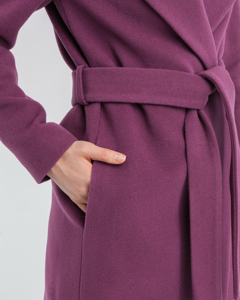 Пальто из плотной шерсти на подкладе. Модель прямого силуэта с английским воротником, классической линией плеча. Дополнено двумя вместительными втачными карманами и поясом из основного материала.
Женственный силуэт пальто и пояс, подчеркивающий талию, делает эту модель идеальным вариантом для любителей классики.

На модели размер XS