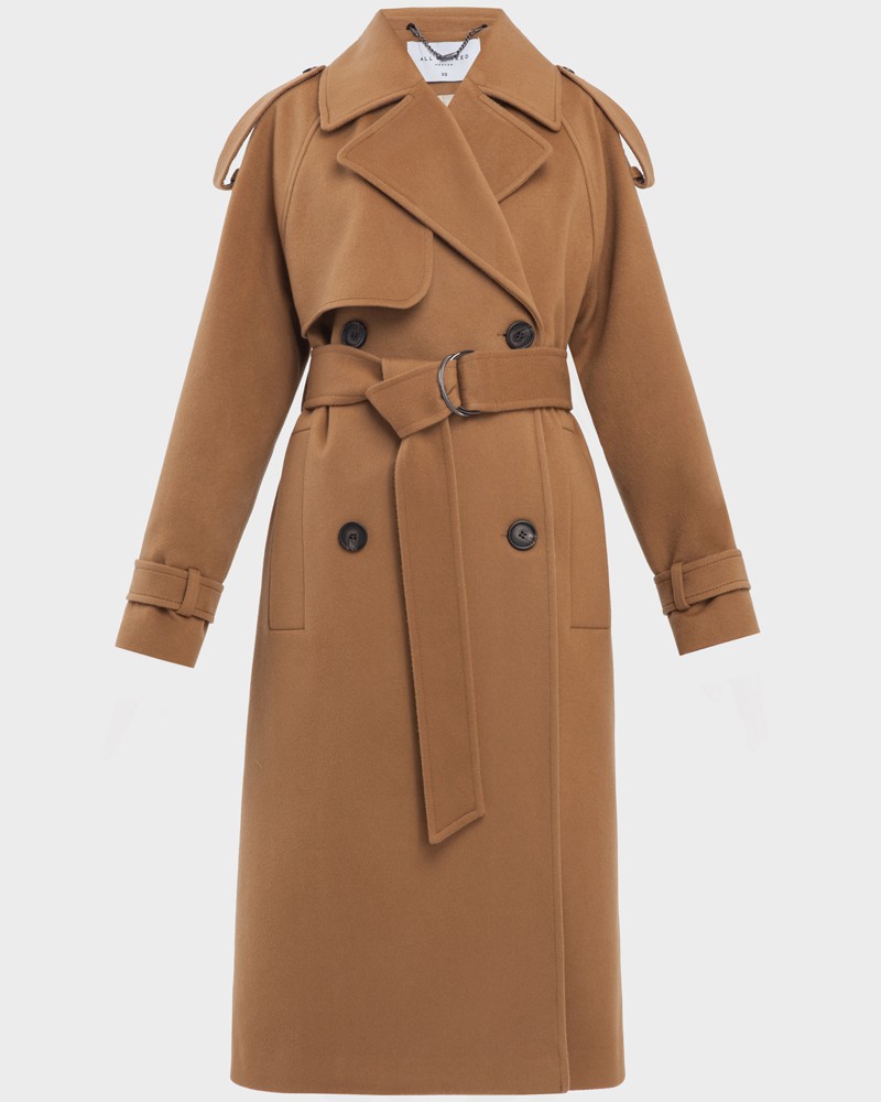 Пальто-тренч Silvia, цвет: кэмел Allweneed Двубортное пальто-тренч свободного кроя с застежкой на пуговицы. Дополнено поясом, пряжкой на манжетах и погонами в тон изделия. Модный силуэт оверсайз позволяет создавать дерзкие образы в стиле 80-х гг.
На модели размер XS