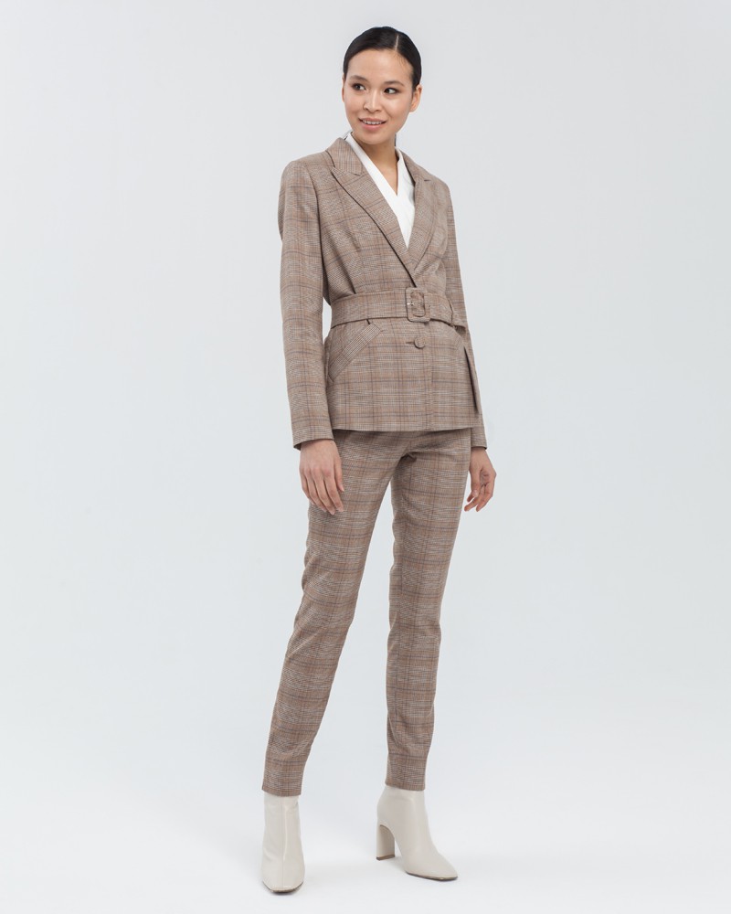 Жакет однобортный с поясом, цвет: бежевая клетка Allweneed Слегка приталенный однобортный жакет с застежкой на две пуговицы и клапанами на карманах. Дополнен широким поясом с обтяжной пряжкой в тон изделия и обтяжными пуговицами. Широкий пояс подчеркнет тонкую талию и сформирует силуэт песочные часы