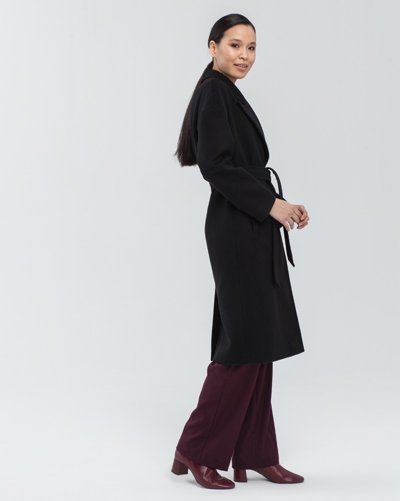 Пальто-халат с английским воротником и спущенной линией плеча дополнено поясом в тон изделия и карманом на груди. Особенность данной модели-отделка с имитацией ручного стежка. Подчеркивает мягкую фактуру ткани и делает образ более интересным.

На модели размер XS
