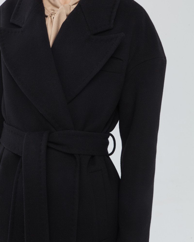 Пальто-халат с английским воротником и спущенной линией плеча дополнено поясом в тон изделия и карманом на груди. Особенность данной модели-отделка с имитацией ручного стежка. Подчеркивает мягкую фактуру ткани и делает образ более интересным.

На модели размер XS
