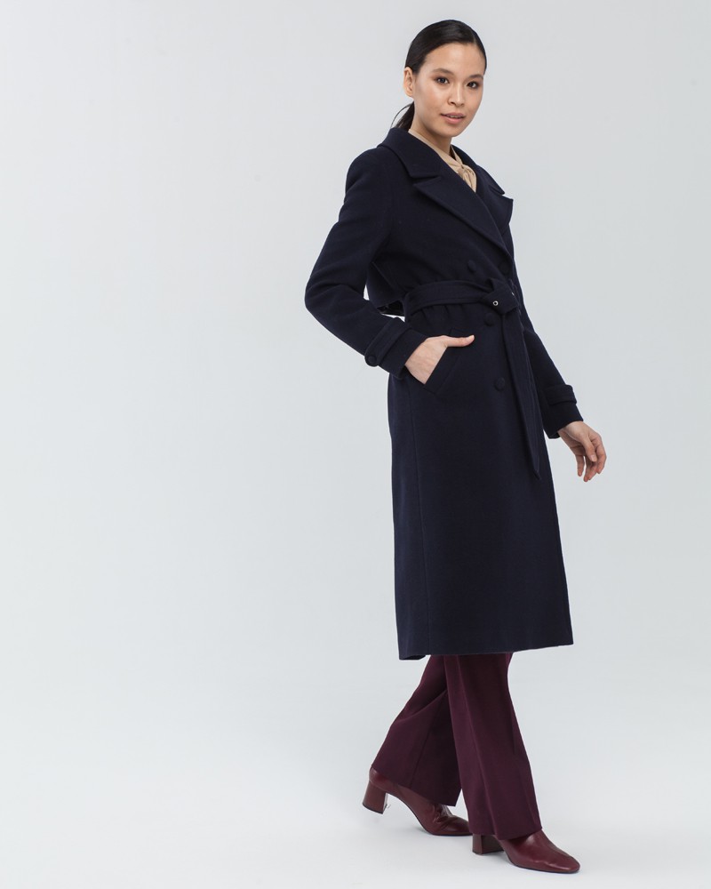 Пальто-тренч классической посадки Dandy NEW, цвет: темно-синий Allweneed Пальто-тренч классической посадки по фигуре с втачанным рукавом. Дополнено кокеткой на спинке, поясом с обтяжной пряжкой и пуговицами в тон изделия. Модель-бестселлер в стиле милитари разнообразит гардероб и внесёт долю дерзости в повседневные образы.
На модели размер XS