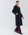 Пальто-тренч классической посадки Dandy NEW, цвет: темно-синий Allweneed Пальто-тренч классической посадки по фигуре с втачанным рукавом. Дополнено кокеткой на спинке, поясом с обтяжной пряжкой и пуговицами в тон изделия. Модель-бестселлер в стиле милитари разнообразит гардероб и внесёт долю дерзости в повседневные образы.
На модели размер XS