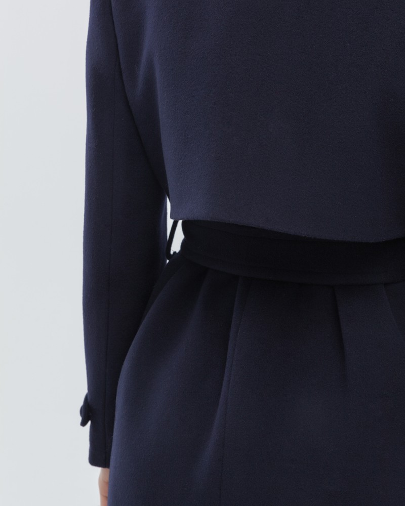 Пальто-тренч классической посадки Dandy NEW, цвет: темно-синий Allweneed Пальто-тренч классической посадки по фигуре с втачанным рукавом. Дополнено кокеткой на спинке, поясом с обтяжной пряжкой и пуговицами в тон изделия. Модель-бестселлер в стиле милитари разнообразит гардероб и внесёт долю дерзости в повседневные образы.
На модели размер XS