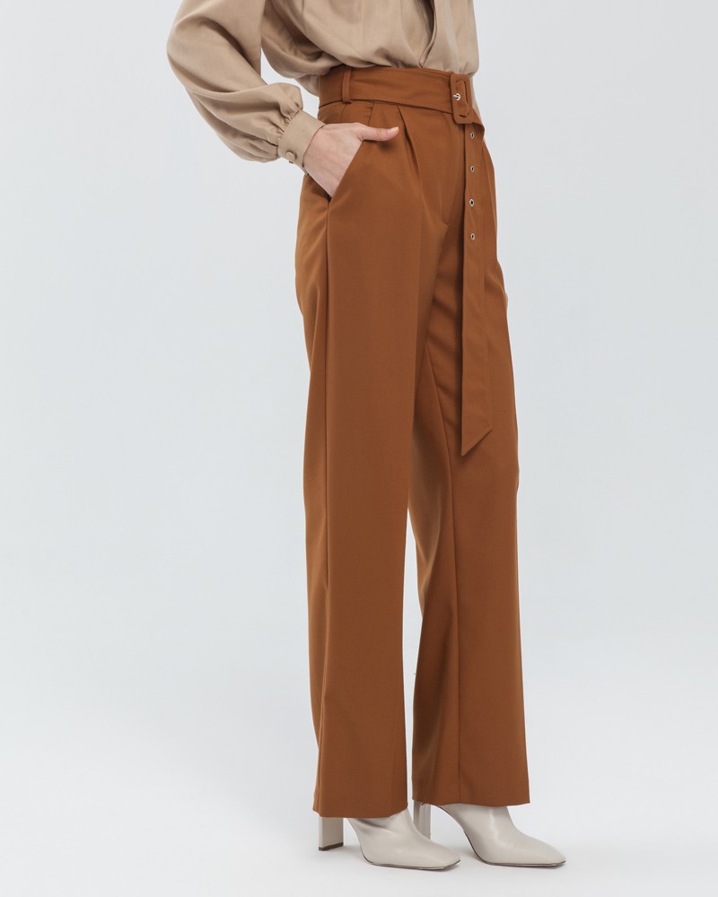 Широкие прямые брюки с посадкой на талии. Дополнены длинным поясом в тон изделия с обтяжной пряжкой. Свободный крой и структурированный силуэт позволяет создавать не только деловые, но и расслабленные повседневные образы.

На модели размер XS