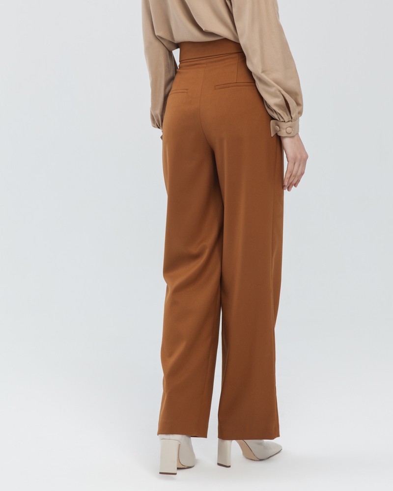 Широкие прямые брюки с посадкой на талии. Дополнены длинным поясом в тон изделия с обтяжной пряжкой. Свободный крой и структурированный силуэт позволяет создавать не только деловые, но и расслабленные повседневные образы.

На модели размер XS