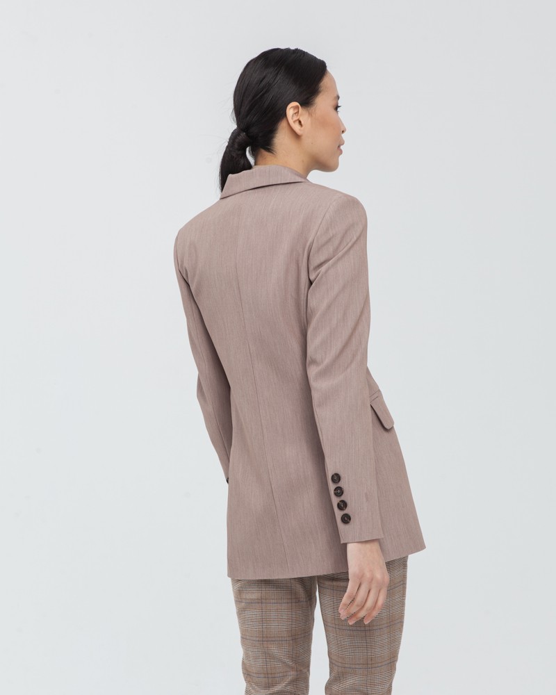 Жакет JA003-1, цвет: какао Allweneed Слегкаприталенный двубортный жакет послужит удачным дополнением не только к деловым нарядам, но и к повседневным образам.Незаменимый элемент базового гардероба, который легко сочетать с брюками, юбками, платьями и денимом.