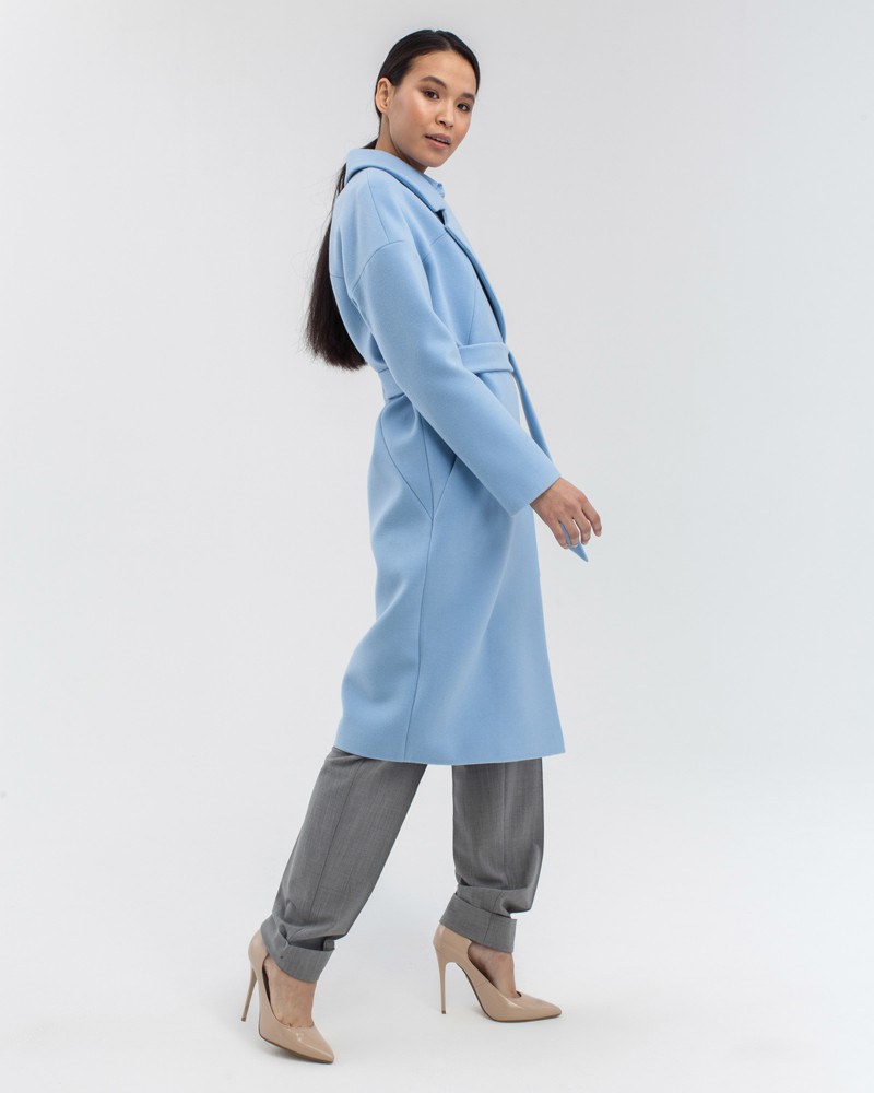 Минималистичное пальто-халат со спущенным плечом и прорезными карманами. Дополнено поясом из основного материала. Особенность данной модели - оригинальный разрезной крой на спинке и полочке.

На модели размер XS