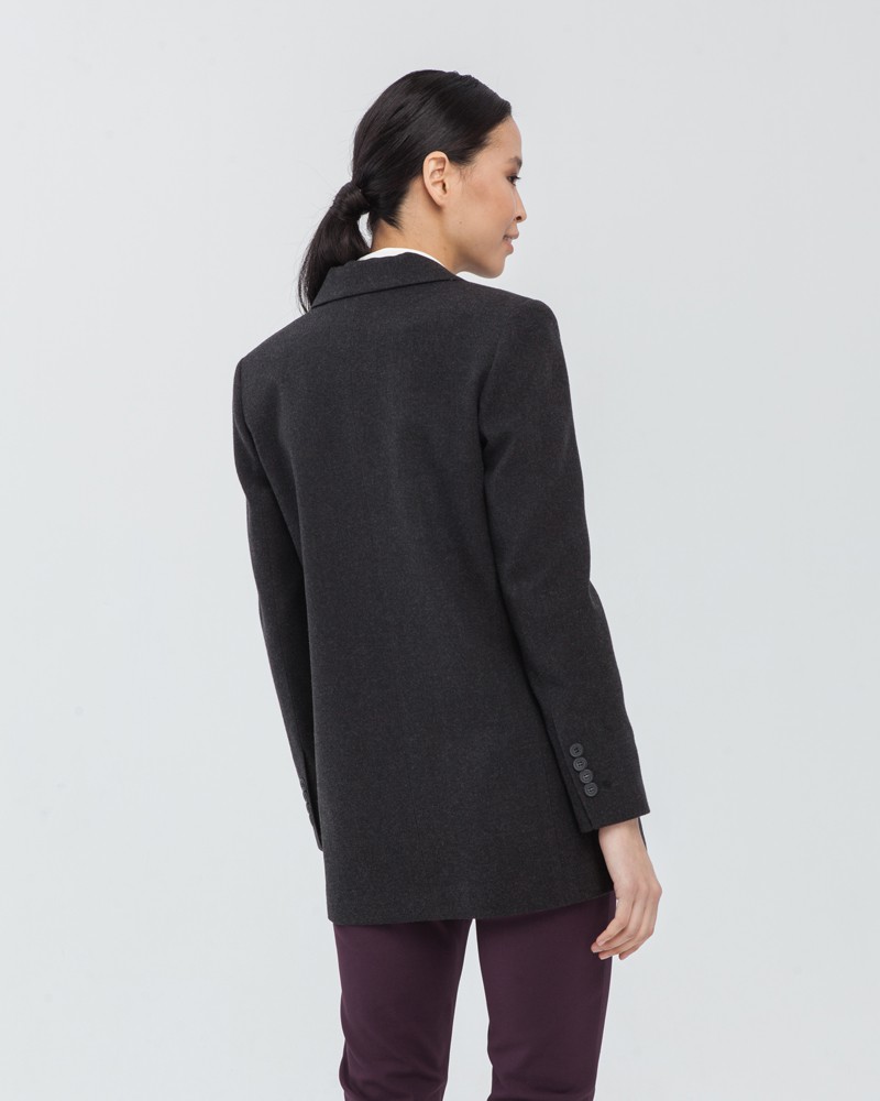 Прямой двубортный жакет послужит удачным дополнением не только к деловым нарядам, но и к повседневным образам.Незаменимый элемент базового гардероба, который легко сочетать с брюками, юбками, платьями и денимом.